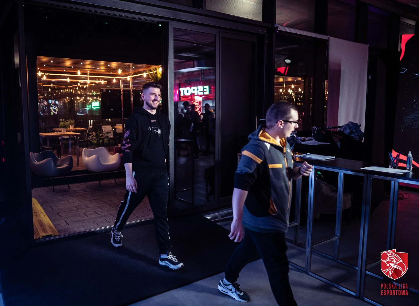 Do finałowej walki o tytuł mistrza Polskiej Ligi Esportowej stanęły dwie drużyny – Mad Dog’s Pact, czyli obrońcy tytułu oraz Illuminar Gaming – gracze, którzy spektakularnie wręcz eliminowali kolejne drużyny na drodze po najwyższe trofeum. 