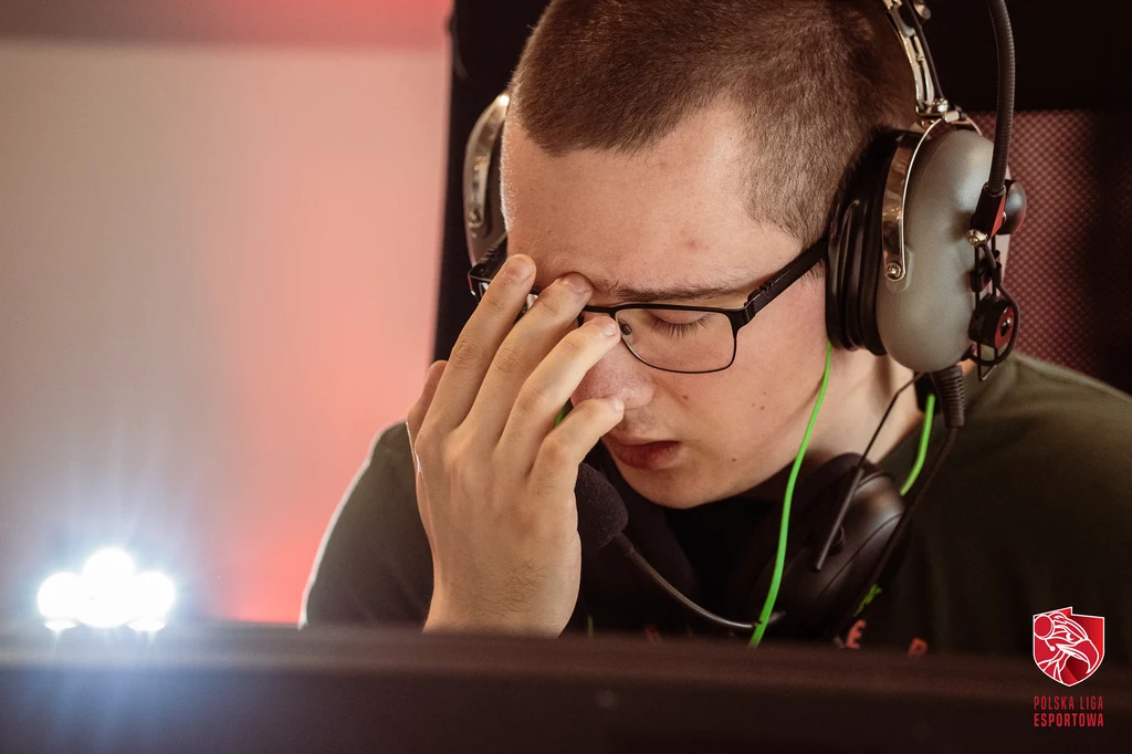 Trwające od piątku 28 maja br. zmagania Polskiej Ligi Esportowej na LANie transmitowane były aż z trzech miejsc: ze studia Polsat Games, z ESPOTU, czyli gamingowego serca stolicy i z Esports Performance Center, w którym rywalizowali zawodnicy. Trwające od piątku 28 maja br. zmagania Polskiej Ligi Esportowej na LANie transmitowane były aż z trzech miejsc: ze studia Polsat Games, z ESPOTU, czyli gamingowego serca stolicy i z Esports Performance Center, w którym rywalizowali zawodnicy.