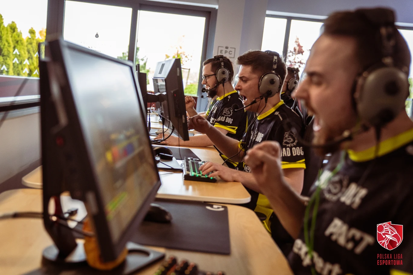Przypomnijmy, że gracze rywalizowali o łączną pulę nagród 100 000 złotych, slot do kwalifikacji do międzynarodowego, prestiżowego turnieju BLAST Premier Fall 2021 oraz wyróżnienia MVP ufundowane przez Marcina Gortata, legendę NBA i inwestora PLE. Fani zdecydowali w internetowym głosowaniu, że to Miłosz "mhL" Knasiak został MVP meczu.