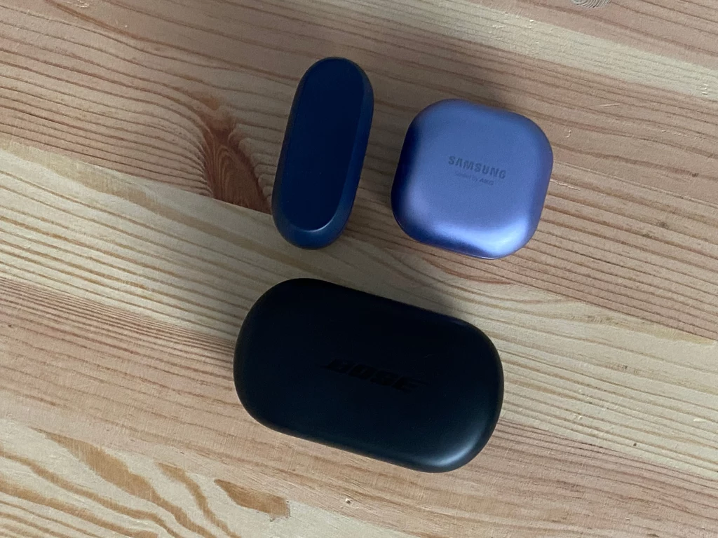 Porównanie rozmiaru etui Samsung Galaxy Buds Pro z Jabrą Elite 75t Active i Bose QuietComfort Earbuds