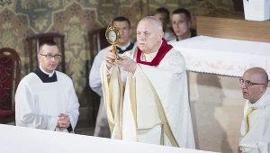 Bp Zbigniew Kiernikowski (na środku) podczas uroczystości w legnickiej katedrze