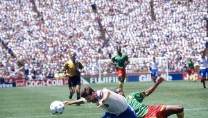 Oleg Salenko podczas meczu Rosja - Kamerun na World Cup 1994. Rosjanin, który strzeleniem pięciu goli ustanowił rekord mistrzostw świata, sześć lat później został piłkarzem Pogoni Szczecin