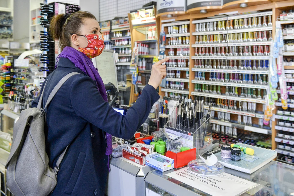 Martyna Kliszewska w sklepie plastycznym Martyna Kliszewska w sklepie plastycznym