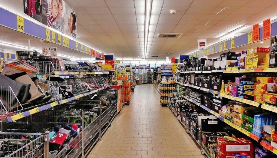Sklep zamknięty w niedziele niehandlowe. Wnętrze jednego z marketów.