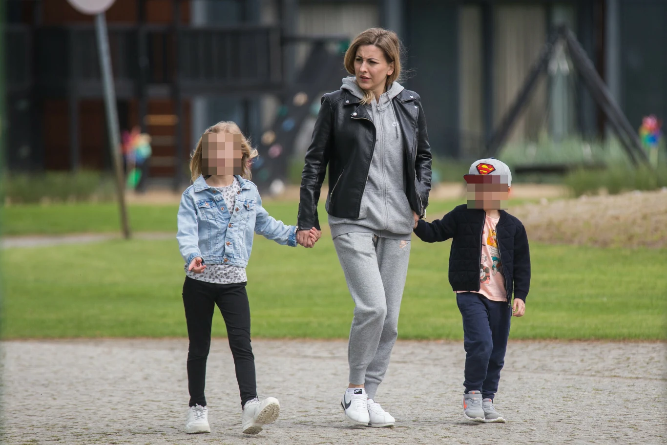 Marta Glik, żona Kamila Glika, z dziećmi Marta Glik, żona Kamila Glika, z dziećmi