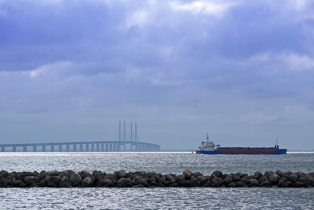 Widok na most nad cieśniną Sund łączący Danię (Kopenhaga) ze Szwecją (Malmo). 