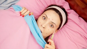 W przypadku ospy mamy do czynienia ze zmianami na całym ciele, a w przypadku półpaśca zwykle po jednej stronie 