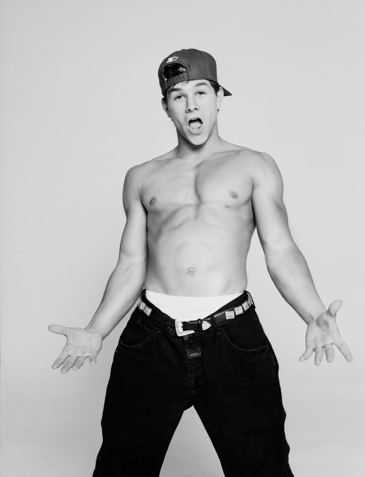 Mark Wahlberg dorastał z daleka od blichtru Hollywood, w mało reprezentacyjnej dzielnicy Bostonu. Aktor pochodzi z niezamożnej i licznej rodziny (ma ośmioro starszego rodzeństwa). Wielu jego kolegów popadło w permanentny konflikt z prawem. Przyszły gwiazdor również ma co nieco na sumieniu... 

"Nie jestem z tego dumny" - przyznaje. "Jako młody chłopak robiłem różne głupie rzeczy. Pozostaje mi tylko mieć nadzieję, że moje doświadczenia mogą być dla dzieciaków cenną lekcją". Seria drobnych zatargów z wymiarem sprawiedliwości w wykonaniu młodego Marka Wahlberga znalazła swój punkt kulminacyjny w 1988 roku. To wtedy 16-letni Mark stanął przed sądem, oskarżony o pobicie. Zapadł wyrok skazujący - 45 dni więzienia. "To było jak kubeł zimnej wody na głowę" - wspomina aktor. "Dostałem mocno po głowie i dotarło do mnie, że tak dalej już nie można".