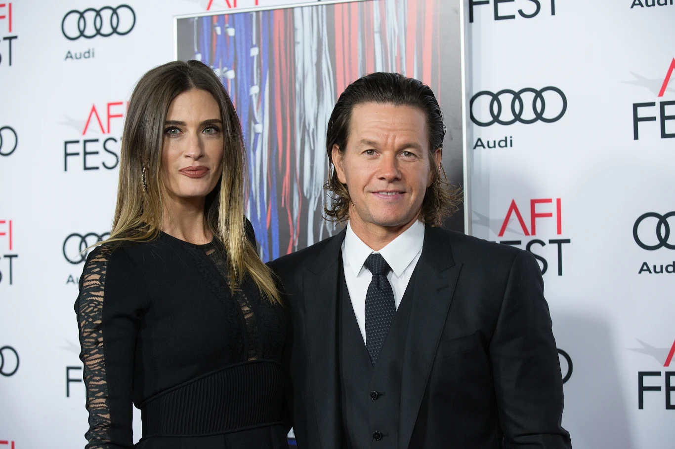 Od ponad dziesięciu lat Wahlberg jest mężem modelki Rhei Durrham, z którą ma czworo dzieci. Kiedy nie jest zajęty na planie, aktor najbardziej lubi przebywać w domu, z rodziną. "Wiodę bardzo zwyczajne życie" - mówi. "Młodszy syn budzi mnie około 5:30 rano i wyciąga z łóżka, żebym się z nim bawił. Tak zaczyna się większość poranków w naszym domu. Oglądamy kreskówki i jemy śniadanie. Uwielbiam dni, które mogę spędzać w całości z żoną i dziećmi, od rana do wieczora". 

"Kariera filmowa to coś wspaniałego, ale moim najważniejszym celem w życiu jest odnieść sukces w roli ojca" - podsumowuje Wahlberg.