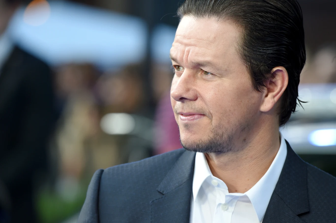 W 2017 Mark Wahlberg uplasował się na szczycie listy najlepiej zarabiających aktorów  przygotowanej przez magazyn "Forbes". Gwiazdor filmu "Transformers: Ostatni rycerz" zdetronizował Dwayne'a Johnsona.

Nie wszyscy wiedzą, że Wahlberg zajmuje się nie tylko występami przed kamerą. Stworzył sieć restauracji z hamburgerami Wahlburgers, ma własną linię suplementów i odżywek, współpracuje z firmą produkującą napoje AQUAhydrate. Założył też fundację, która wspiera młodych.