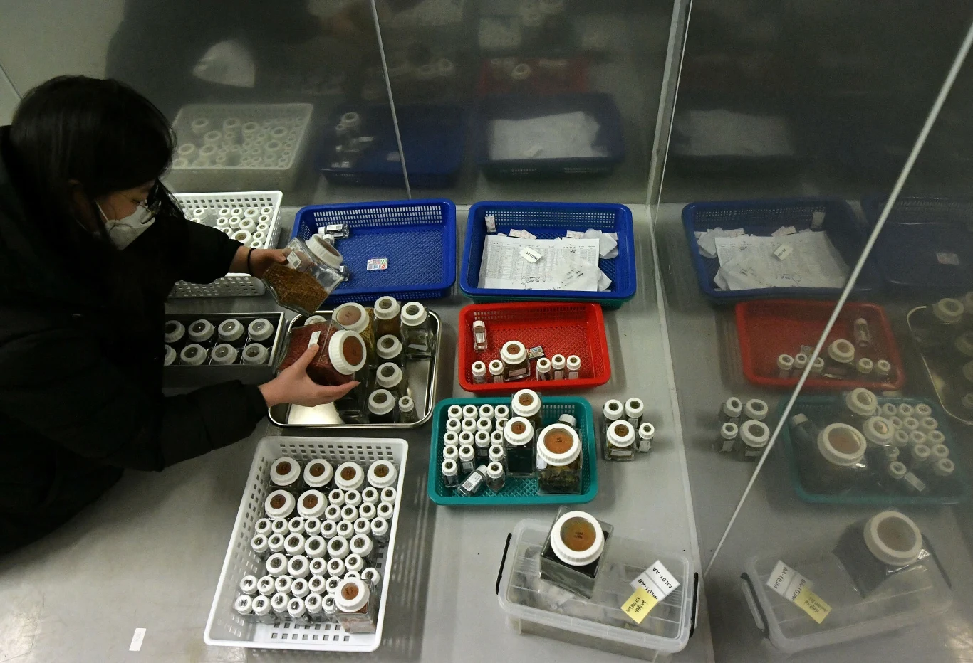 Po wejściu do środka trzeba zjechać aż 46 metrów, czyli osiem pięter w dół specjalną windą. Skarbiec z nasionami zabezpieczono podwójnymi stalowymi wrotami - wewnątrz panuje stała temperatura -20 stopni Celsjusza i wilgotność powietrza na poziomie 40 proc. 