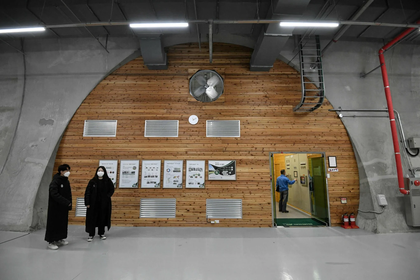 Jest on przygotowany i na bieżąco zabezpieczany przez koreańskie służby wywiadowcze. Dookoła rozciągnięto drut kolczasty, a na terenie banku nasion zamontowano dziesiątki kamer. Teren patroluje także policja.