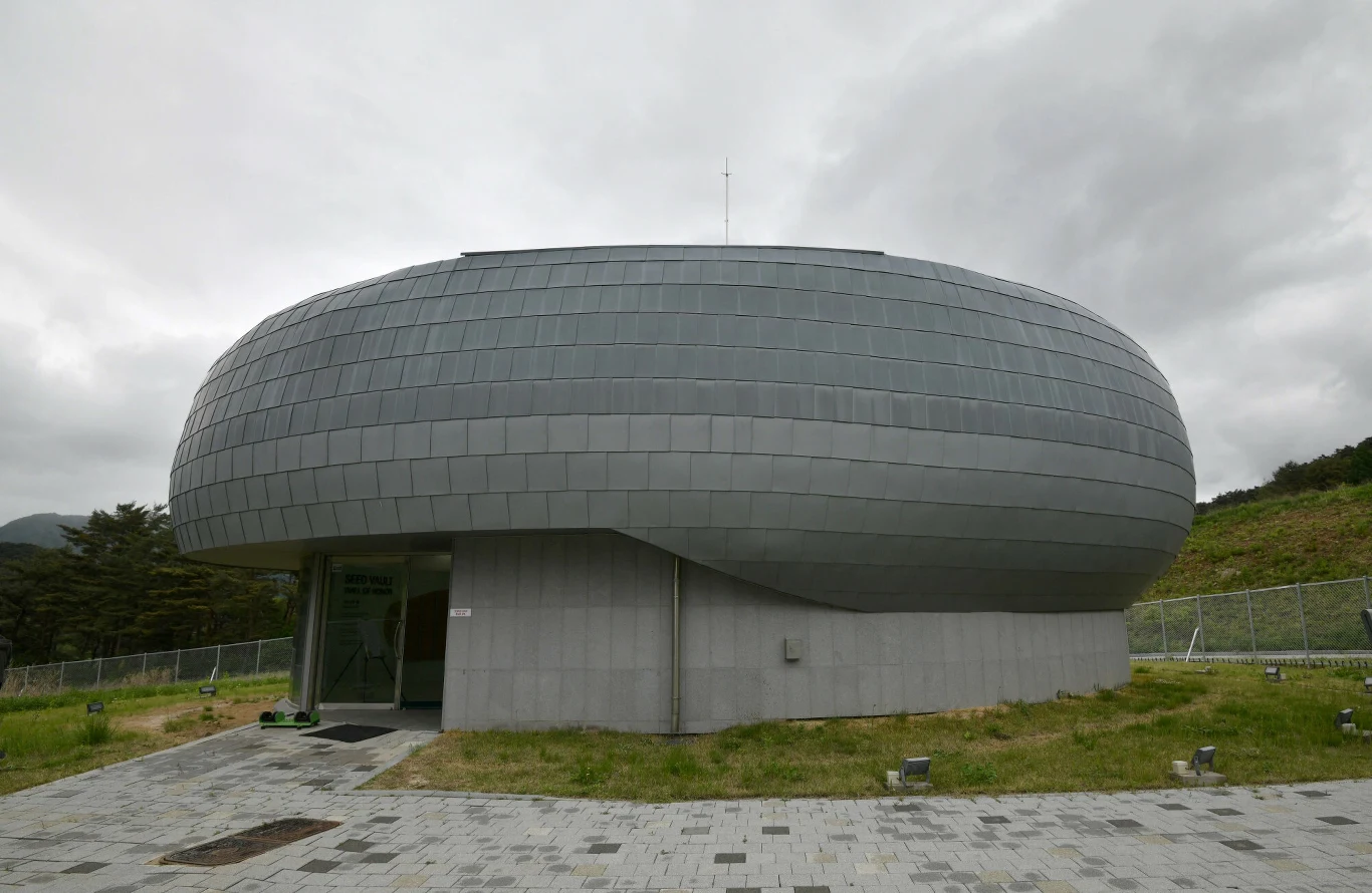 Kompleks bunkrów noszący angielską nazwę Baekdudaegan National Arboretum Seed Vault Centre to znajdujący się w Korei Południej gigantyczny bank, przechowujący nasiona 4751 gatunków dzikich roślin.
