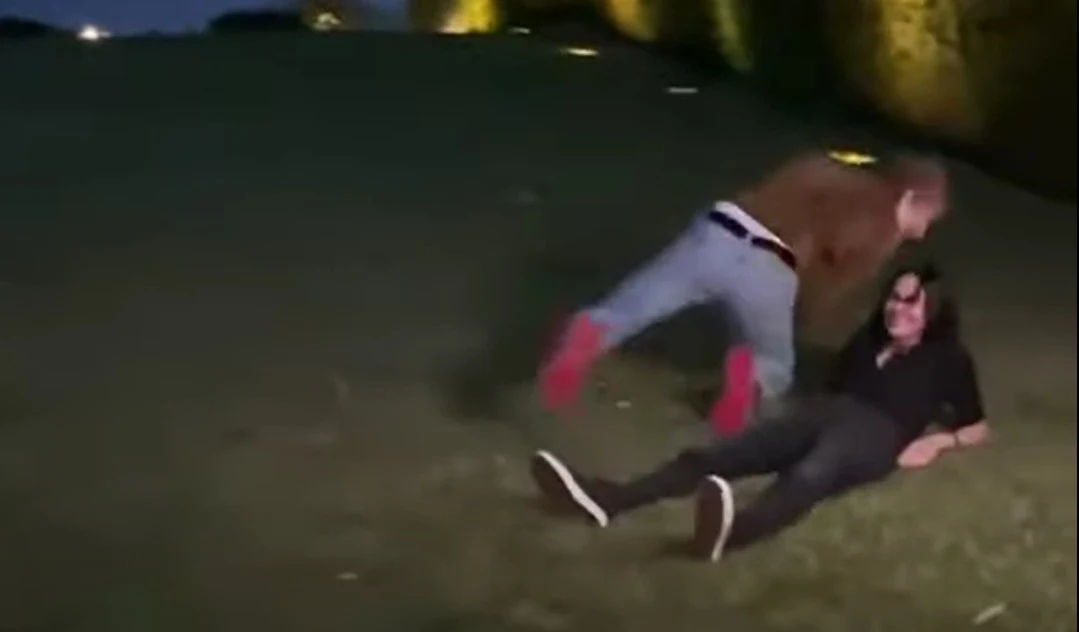 Ed Sheeran nie złapał Courteney Cox fot. https://www.youtube.com/channel/UCt7id6hj_RVhF_WQl8PcbQQ