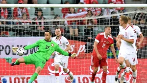 Łukasz Fabiański (z lewej) w akcji