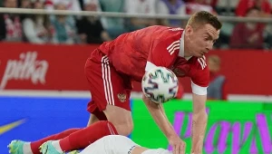 Na murawie nie brakowało ostrych starć. W jednym z nich udział wzięli leżący na murawie Jakub Świerczok oraz Andriej Siemionow.