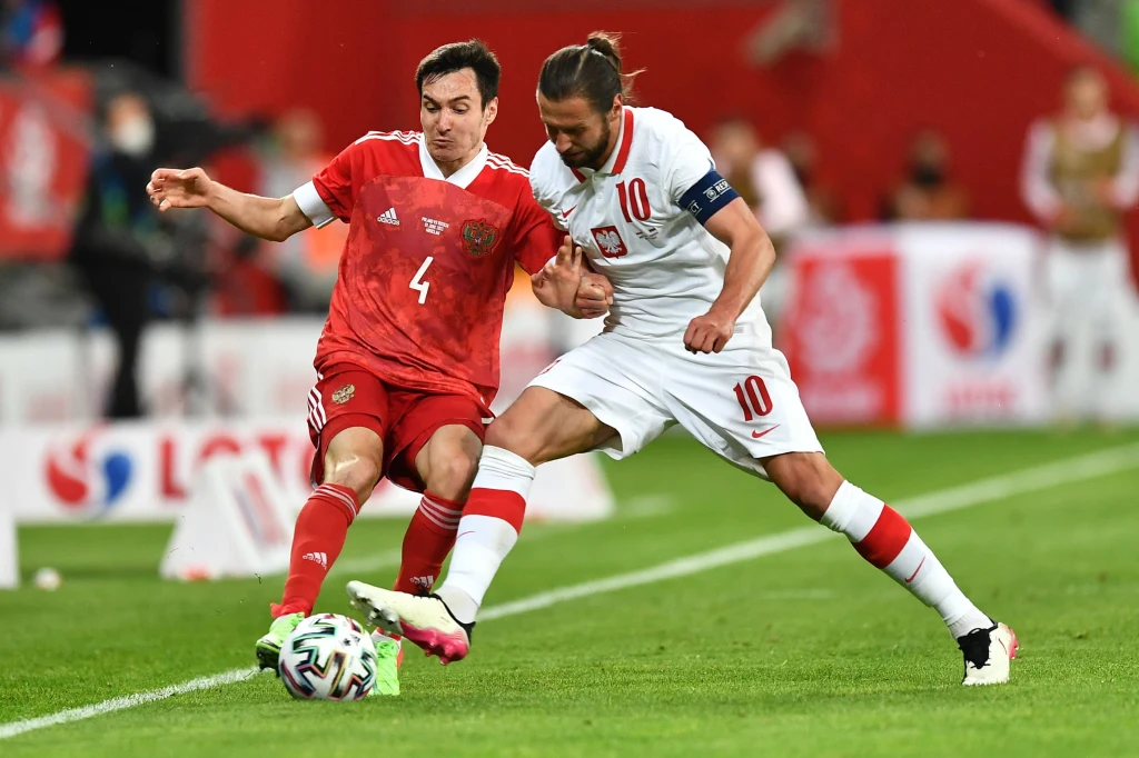 Pod nieobecność Roberta Lewandowskiego funkcję kapitana polskiej kadry sprawował Grzegorz Krychowiak (z prawej). Pod nieobecność Roberta Lewandowskiego funkcję kapitana polskiej kadry sprawował Grzegorz Krychowiak (z prawej).