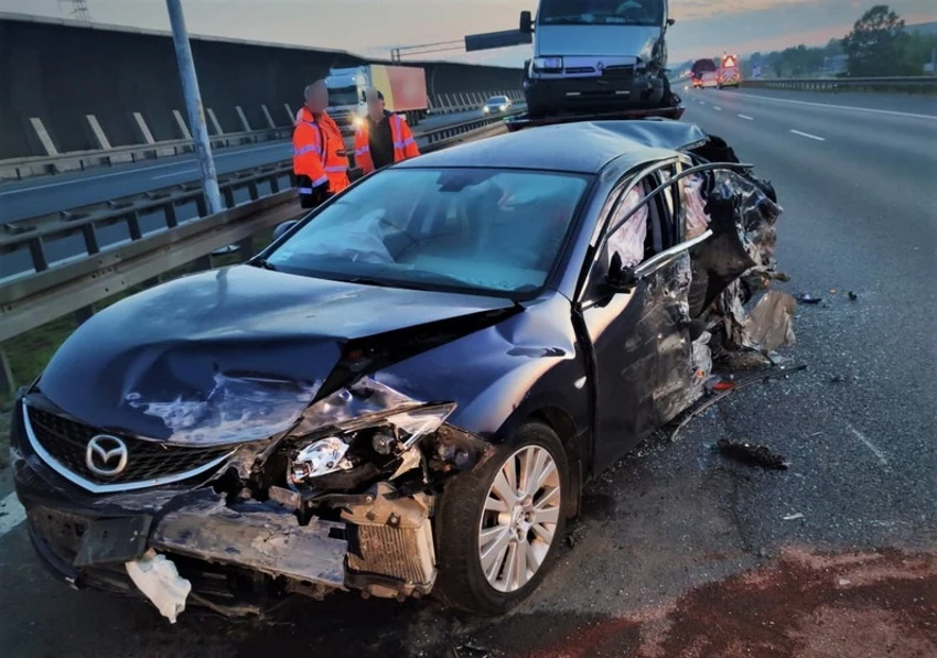 Kierowca Mazdy został ranny i trafił do szpitala