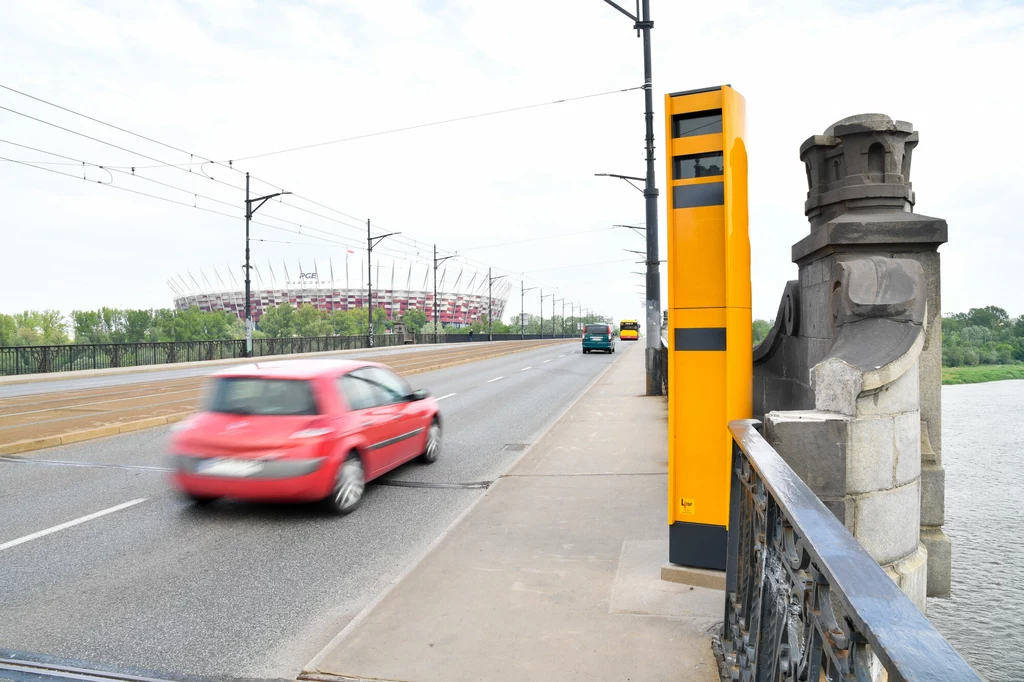 Ani to piękne, ani potrzebne. Fotoradary ustawiono bo w 2018 roku jadąca chodnikiem rowerzystka straciła równowagę i przewróciła się pod auto. Zginęła, a sąd uniewinnił kierowcę