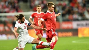 Grzegorz Krychowiak (L) i Rosjanin Rifat Żemaletdinow (P)