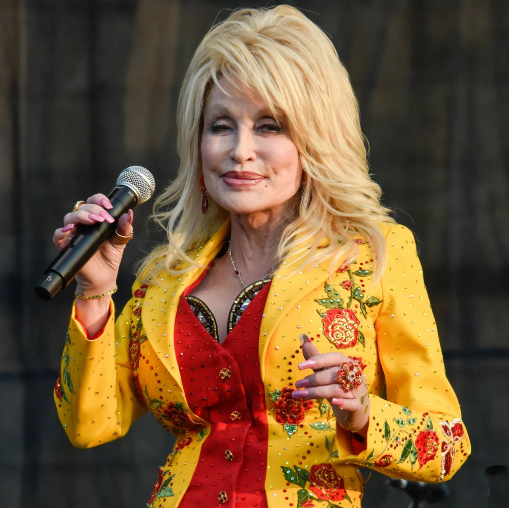 Dolly Parton wypuści niedługo perfumy i kosmetyki oraz kolekcje ubrań i peruk 
