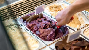 Klimatyzacja i zimne lody wywołują infekcję. Tak wpływają na organizm