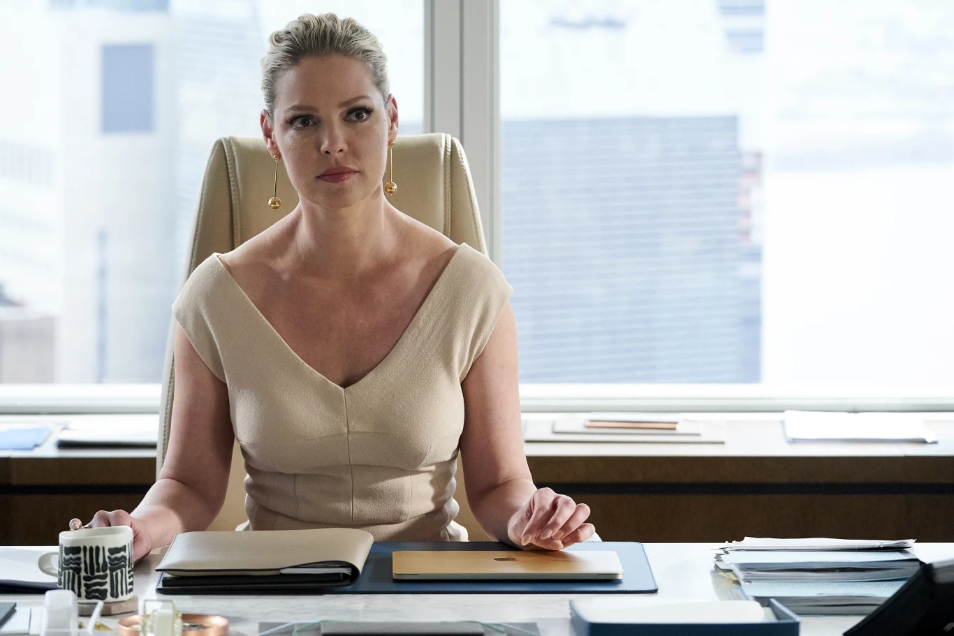 Katherine Heigl w serialu "W garniturach" 