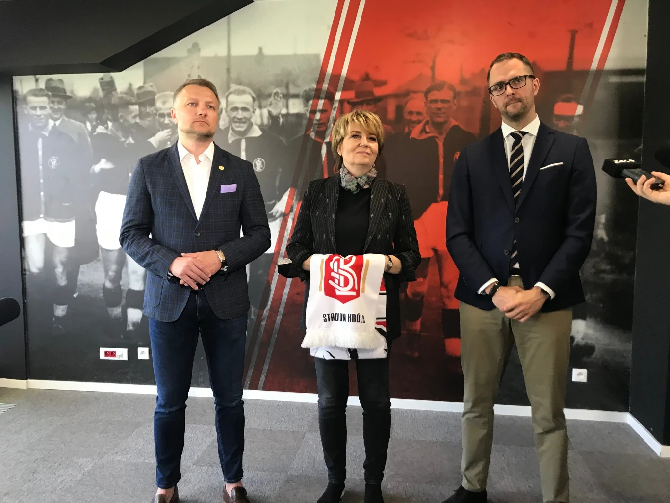 Prezes ŁKS-u Tomasz Salski (z lewej), prezydent Łodzi Hanna Zdanowska i Paweł Bliźniuk z komitetu sterującego ds. budowy stadionu