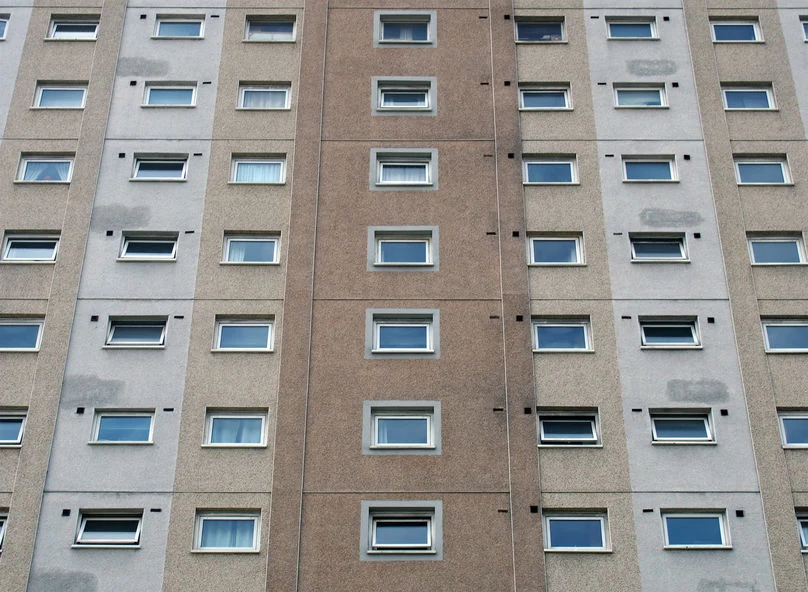 Przepisy prawa budowlanego jasno określają minimalną wielkość mieszkania jako 25 m kw.