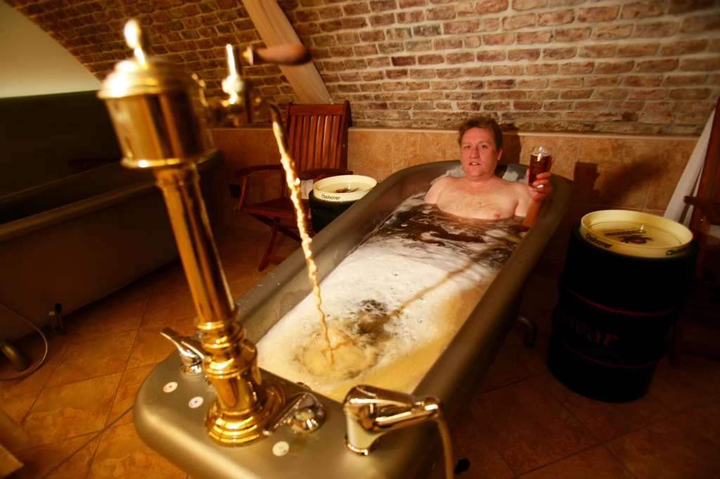 Podczas pobytu w Czechach warto skorzystać w piwnych kąpieli 