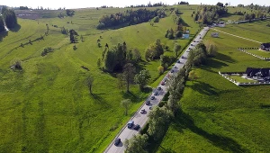 W środę sznury samochodów ciągnęły w kierunku gór