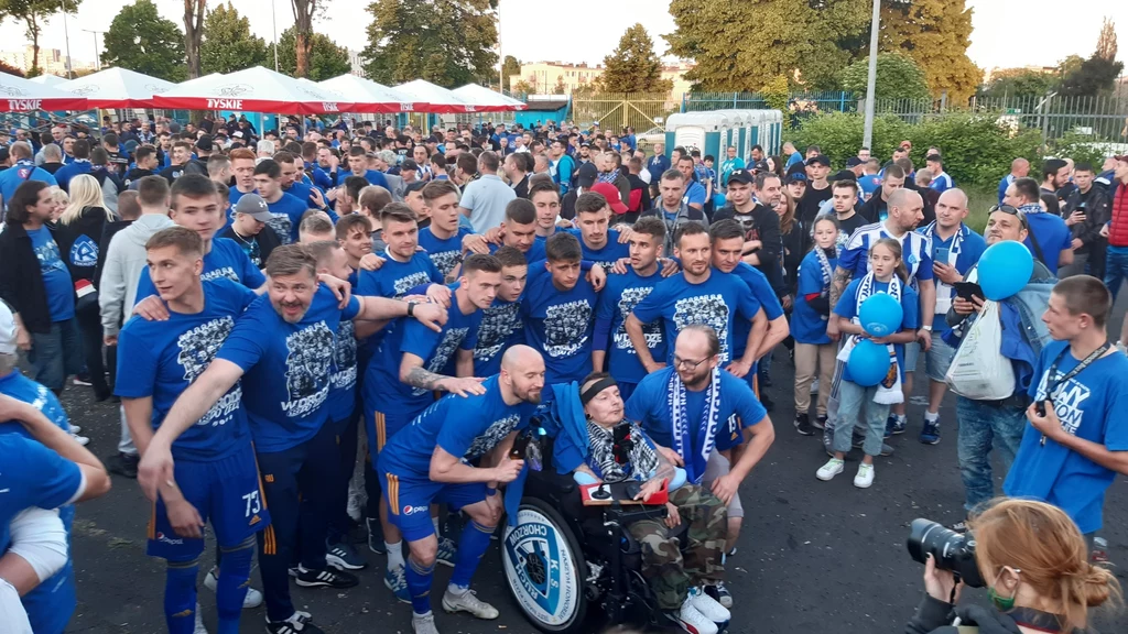 Piłkarze Ruchu Chorzów po meczu dającym awans do II ligi. Łukasz Janoszka - pierwszy z prawej Piłkarze Ruchu Chorzów po meczu dającym awans do II ligi. Łukasz Janoszka - pierwszy z prawej