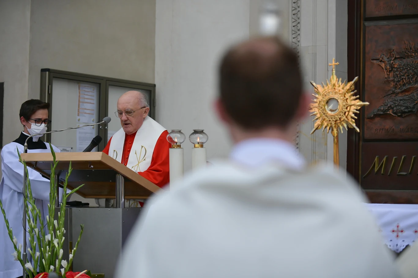 Mszą św. pod przewodnictwem biskupa polowego Wojska Polskiego Józefa Guzdka w Archikatedrze św. Jana Chrzciciela w Warszawie rozpoczęły się uroczystości Bożego Ciała. Po Eucharystii z archikatedry wyruszyla procesja do czterech ołtarzy.