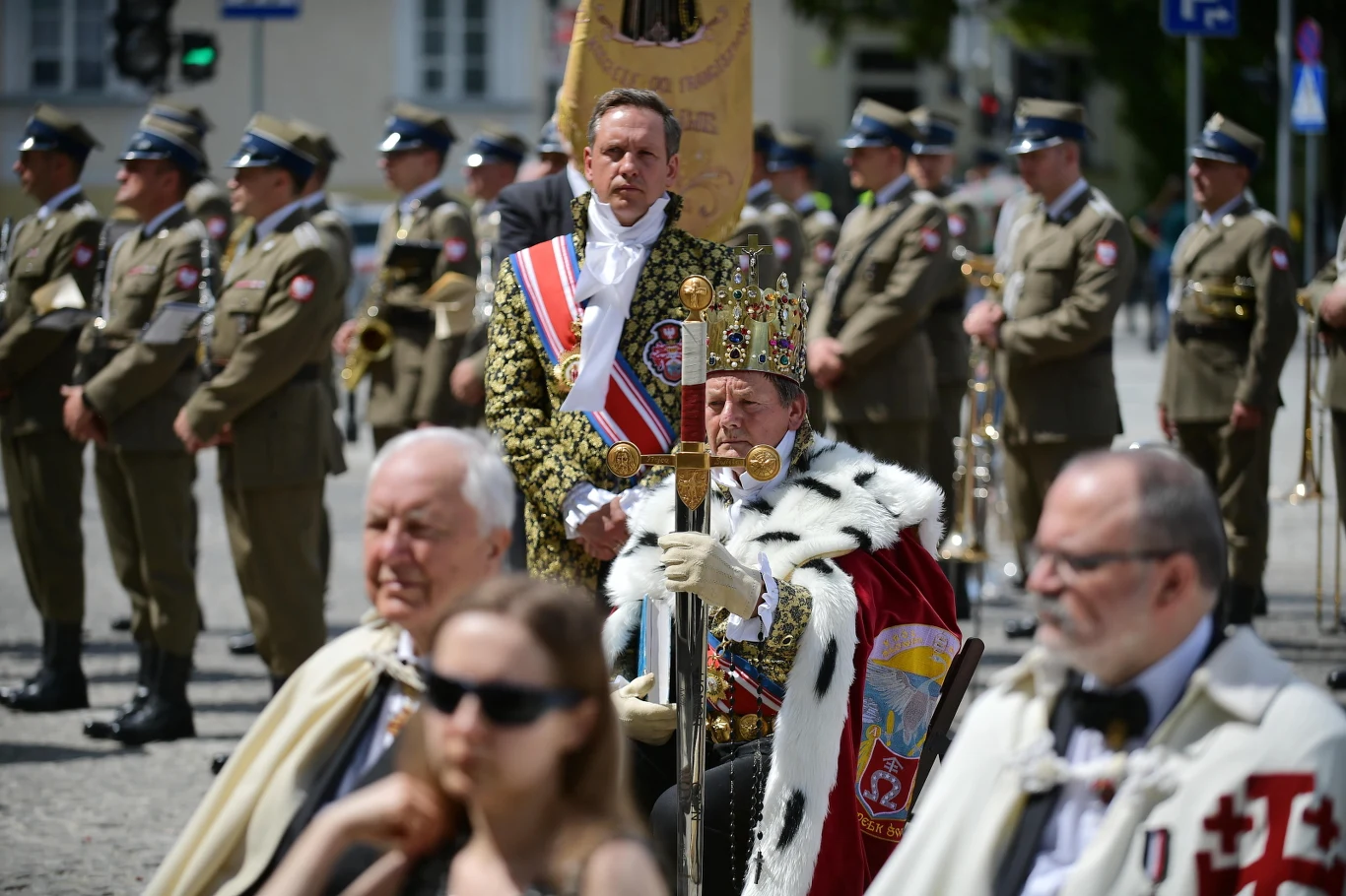 Po liturgii z archikatedry wyruszyła procesja z Najświętszym Sakramentem i przeszła ulicami Starego Miasta do katedry polowej Wojska Polskiego przy ul. Długiej.