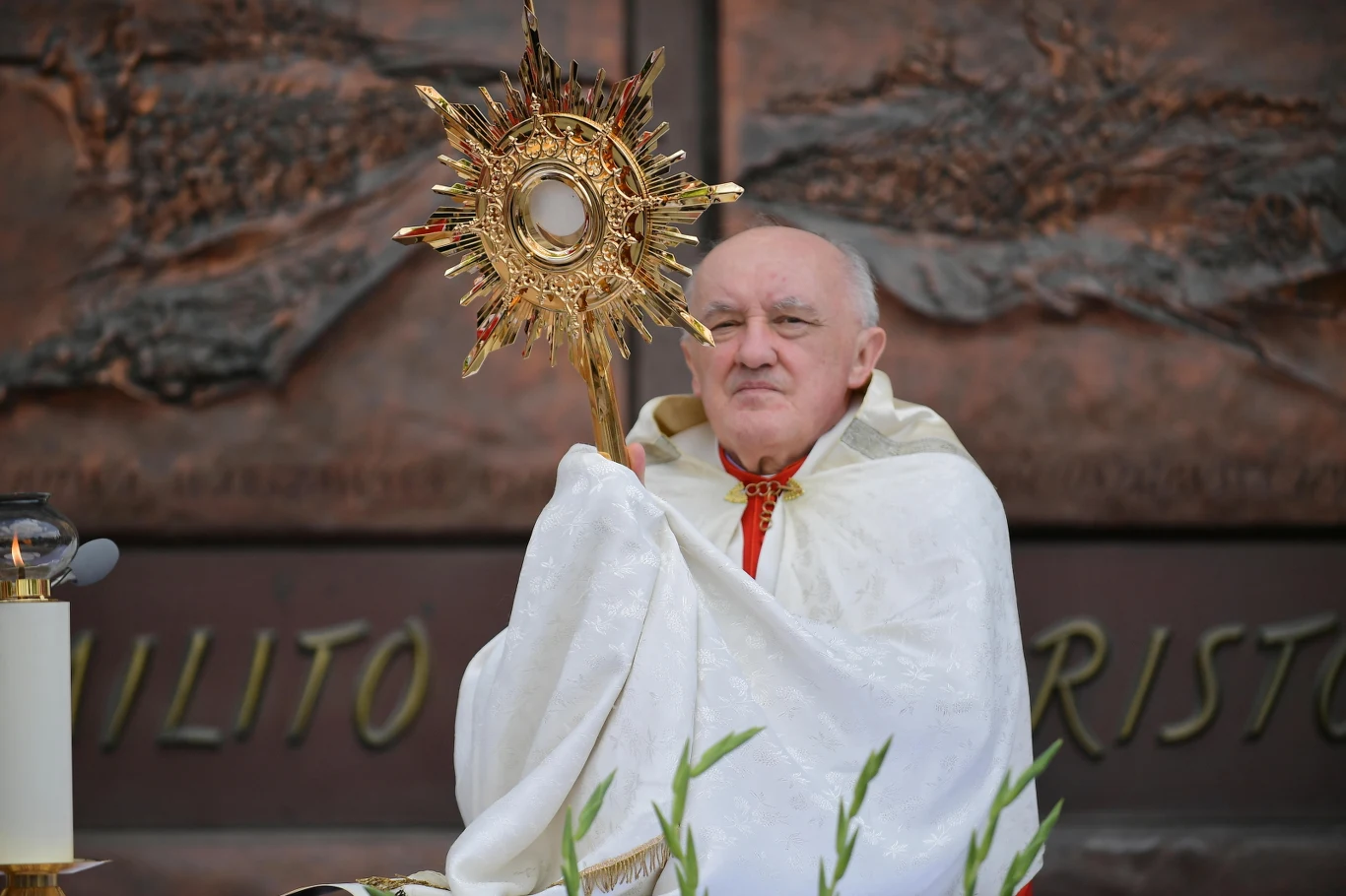 Mszy św. w bazylice archikatedralnej św. Jana Chrzciciela w Warszawie przewodniczył biskup polowy Wojska Polskiego gen. bryg. Józef Guzdek, a koncelebrowali ją biskupi warszawscy.