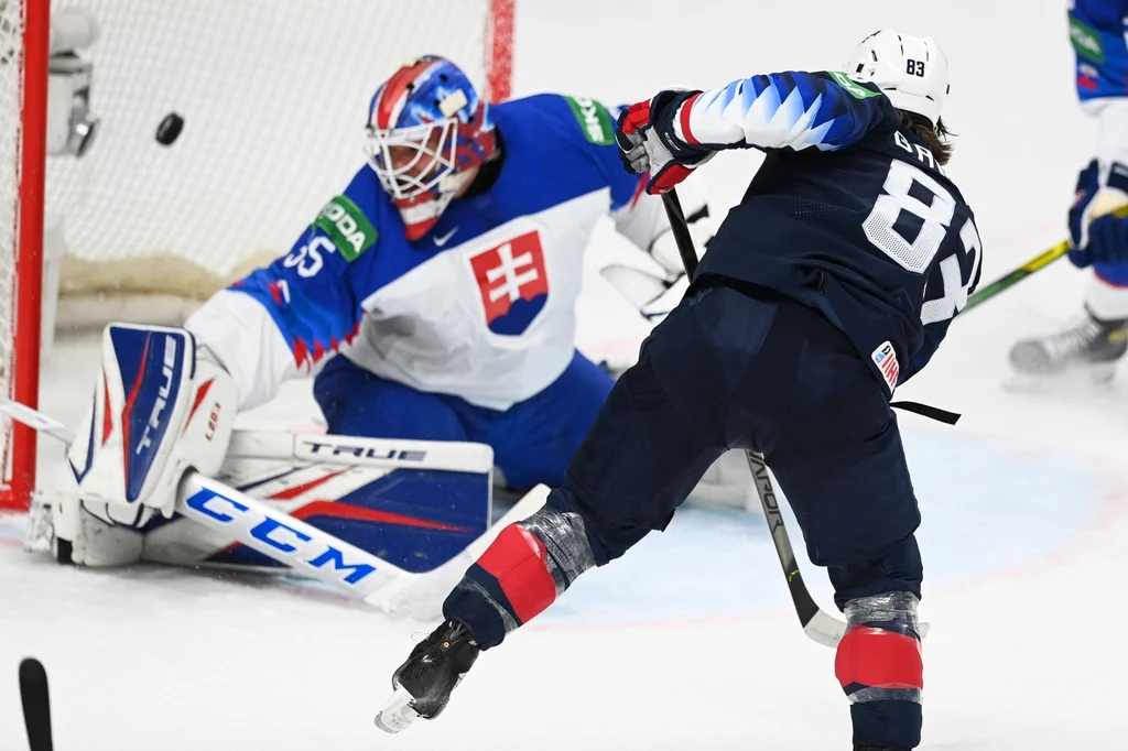 Conor Garland strzela jednego z dwóch goli Conor Garland strzela jednego z dwóch goli