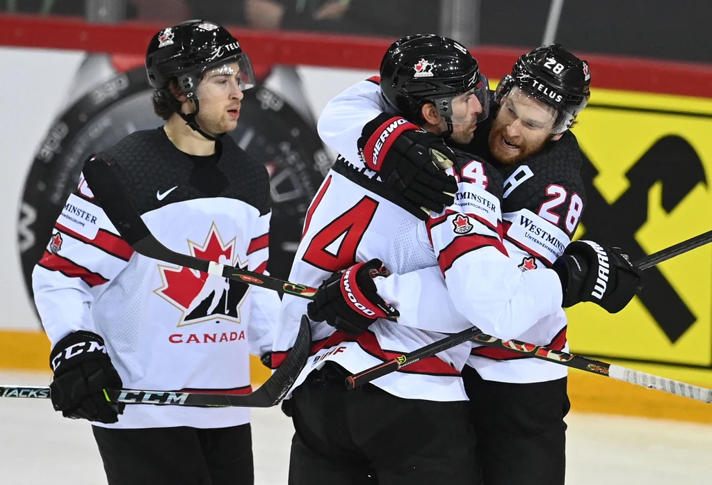 Od lewej: Andrew Mangiapane, Adam Henrique i Connor Brown Od lewej: Andrew Mangiapane, Adam Henrique i Connor Brown