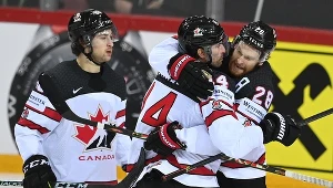 Od lewej: Andrew Mangiapane, Adam Henrique i Connor Brown