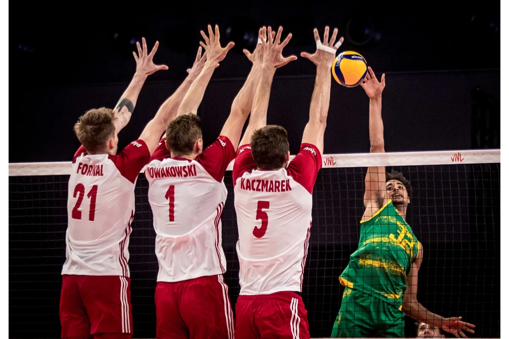 Tomasz Fornal, Piotr Nowakowski i Łukasz Kaczmarek w akcji podczas gry blokiem Tomasz Fornal, Piotr Nowakowski i Łukasz Kaczmarek w akcji podczas gry blokiem