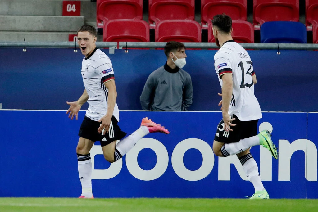 Florian Wirtz cieszy się ze strzelonego gola Florian Wirtz cieszy się ze strzelonego gola