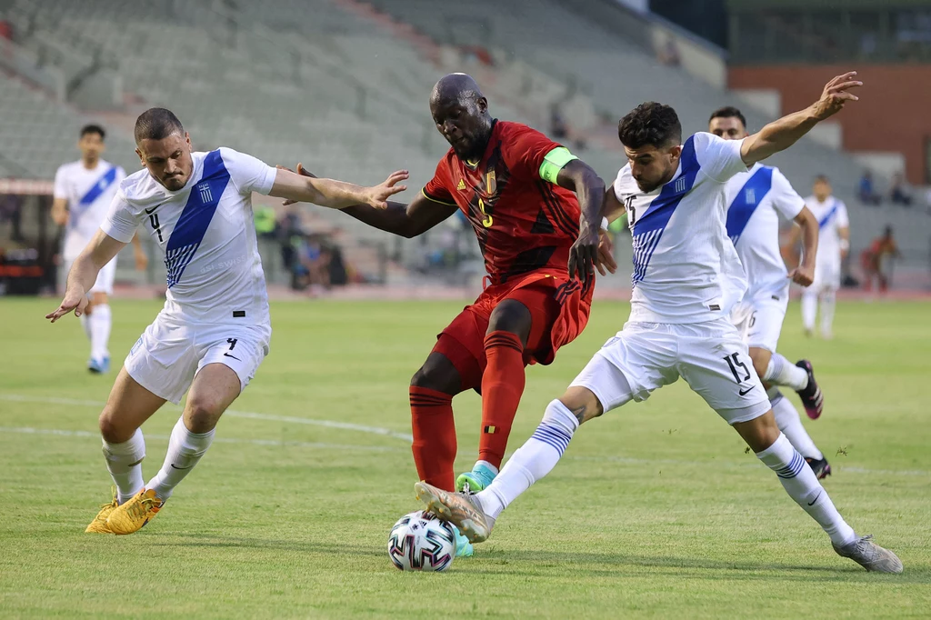 Romelu Lukaku (w środku) w starciu z Kyriakosem Papadopoulosem (z lewej) i Athanasiosem Androutsosem Romelu Lukaku (w środku) w starciu z Kyriakosem Papadopoulosem (z lewej) i Athanasiosem Androutsosem