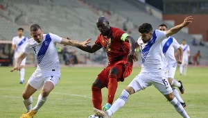 Romelu Lukaku (w środku) w starciu z Kyriakosem Papadopoulosem (z lewej) i Athanasiosem Androutsosem
