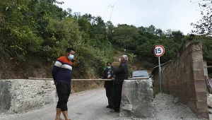 Mężczyźni blokują wjazd do kopalni, gdzie szalał RaTG13