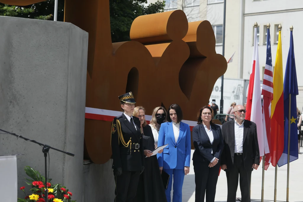 Pomnik stanął u zbiegu ulic Świętokrzyskiej i Kopernika. Pomnik stanął u zbiegu ulic Świętokrzyskiej i Kopernika.