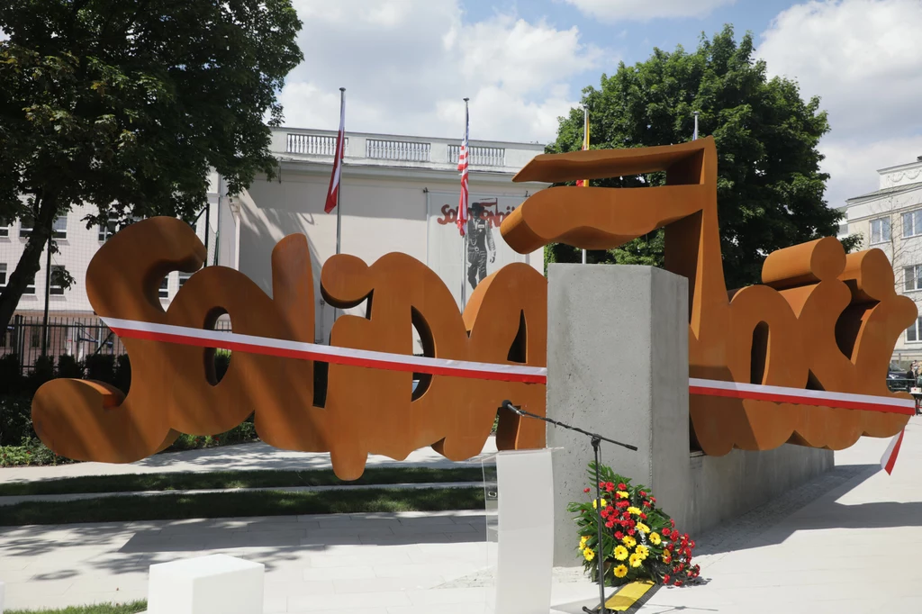 Pomnik przedstawia fragmenty muru berlińskiego, połączone napisem "Solidarność". Pomnik przedstawia fragmenty muru berlińskiego, połączone napisem "Solidarność".