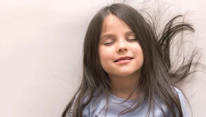 Codzienna utrata włosów to proces naturalny. Zaniepokoić powinno nasilenie tego zjawiska