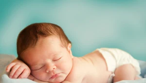 Krew w pieluszce zawsze budzi obawy, każdorazowo trzeba wzmóc czujność