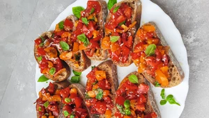 Bruschetta z pomidorkami koktajlowymi