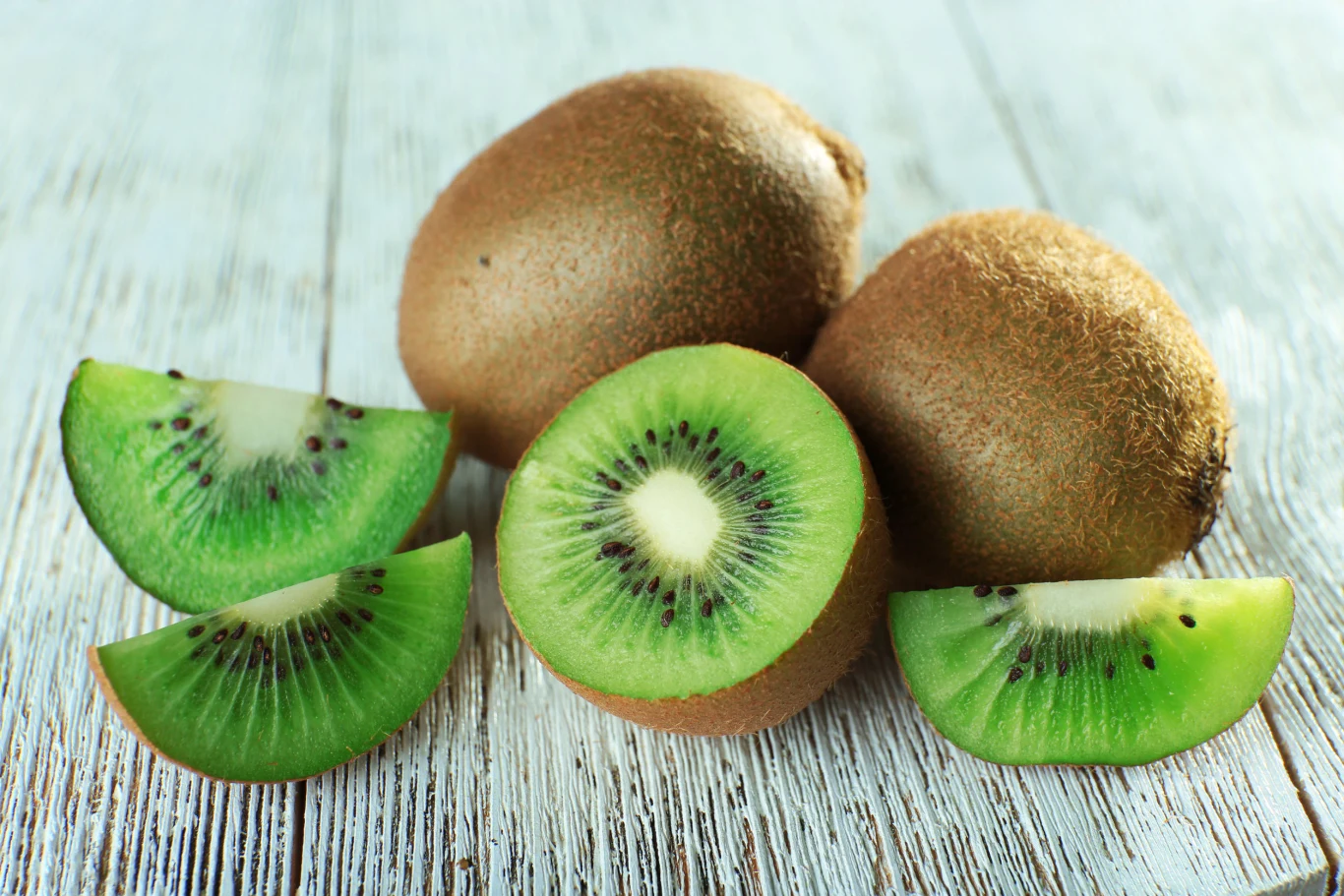 Kiwi zawiera aktynidynę - enzym, które rozkłada białka mleka. Przez to koktajl z kiwi i mleka może stać się nieprzyjemnie gorzki. 
