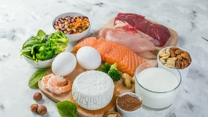 Cukrzyku - jedz biały twaróg i jogurty ze świeżymi warzywami, chude mięso, ryby, strączki i orzechy oraz kasze